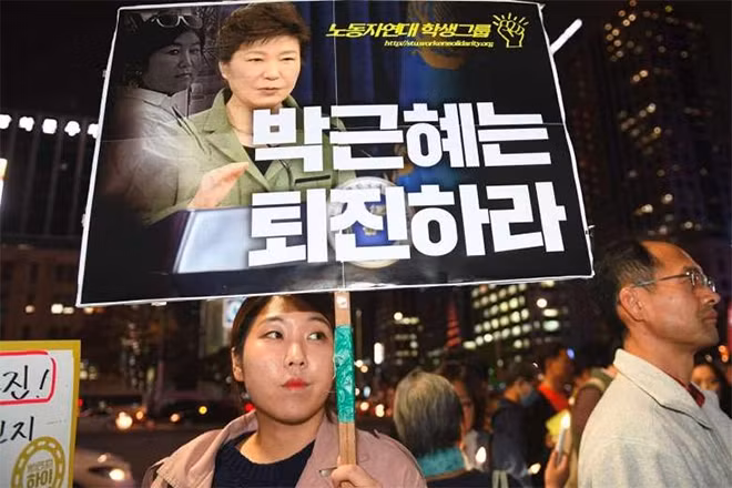 Họ yêu cầu Tổng thống Park Geun-Hye từ chức.