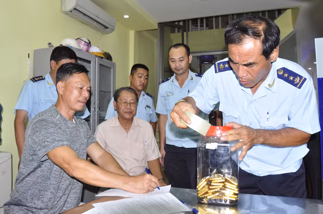 Một vụ buôn lậu vàng qua biên giới bị phát hiện, xử lý. Ảnh: V.Đức.