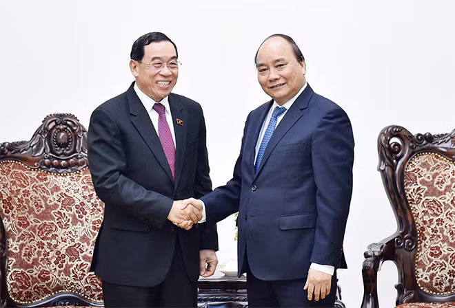 Thủ tướng Nguyễn Xuân Phúc tiếp Bộ trưởng Công chính và Vận tải Lào Bounchan Sinthavong. Ảnh: VGP/Quang Hiếu