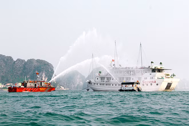 Cảnh sát PCCC Quảng Ninh chữa cháy tàu du lịch trên biển.