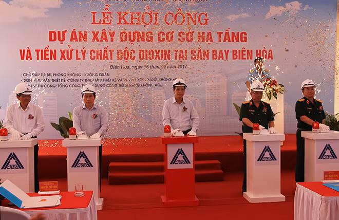 Lãnh đạo Bộ LĐ - TB và XH, cùng Bộ Quốc phòng và các đại diện nhấn nút khởi động dự án.