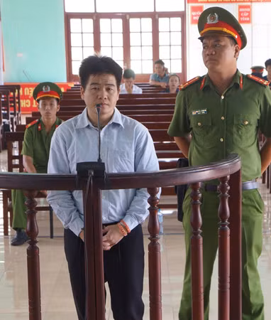 Ông trùm "Tàng Keangnam" trong phiên tòa sơ thẩm lần 3 tại hội trường Trại giam Công an tỉnh Bắc Ninh. Ông trùm "Tàng Keangnam" trong phiên tòa sơ thẩm lần 3 tại hội trường Trại giam Công an tỉnh Bắc Ninh.