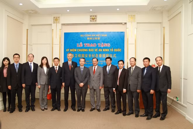 Thứ trưởng Nguyễn Văn Thành, Đại sứ Hùng Ba, đồng chí Uông Tế Châu và các đại biểu.