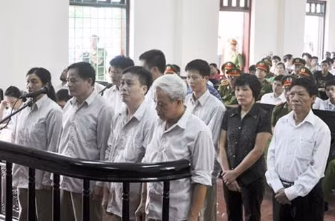 Các bị cáo tại phiên xử sơ thẩm. Các bị cáo tại phiên xử sơ thẩm.