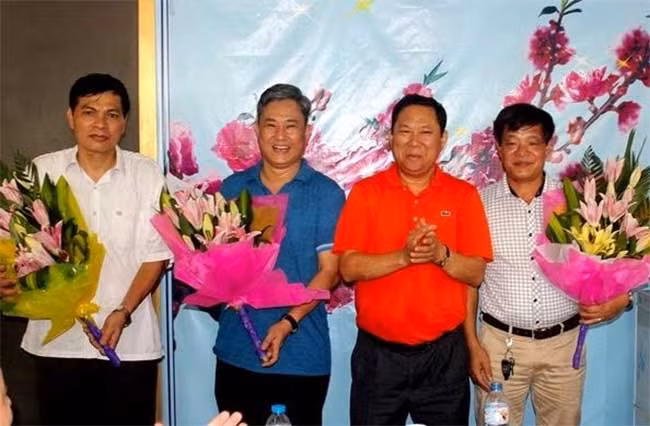 Khen thưởng các đơn vị phá án.