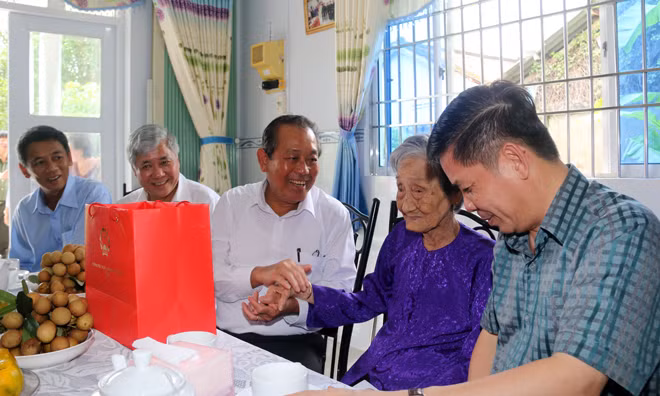 Phó Thủ tướng Thường trực Trương Hòa Bình, thăm hỏi và tặng quà Mẹ Việt Nam Anh hùng Tô Thị Tốt.