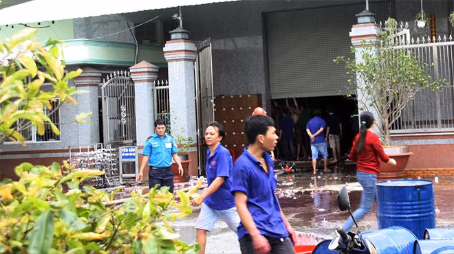 Công nhân di dời hàng hóa ra bên ngoài khu vực cháy.