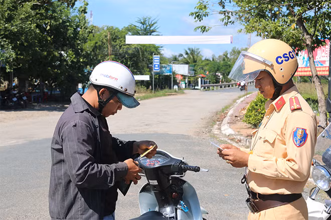 Lực lượng CSGT Công an huyện Châu Thành A, làm nhiệm vụ đảm bảo TTAGT trên địa bàn thị trấn Một Ngàn.