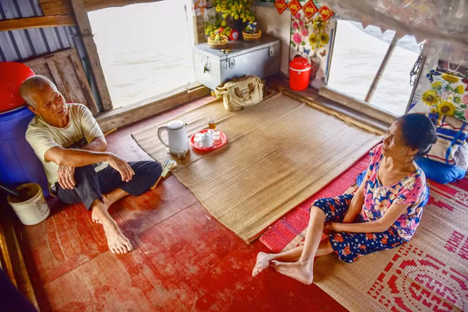 Hai vợ chồng vẫn thương yêu lẫn nhau sau nửa thế kỷ.