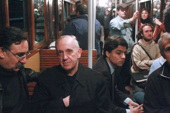 Hồng y Jorge Mario Bergoglio đi xe điện