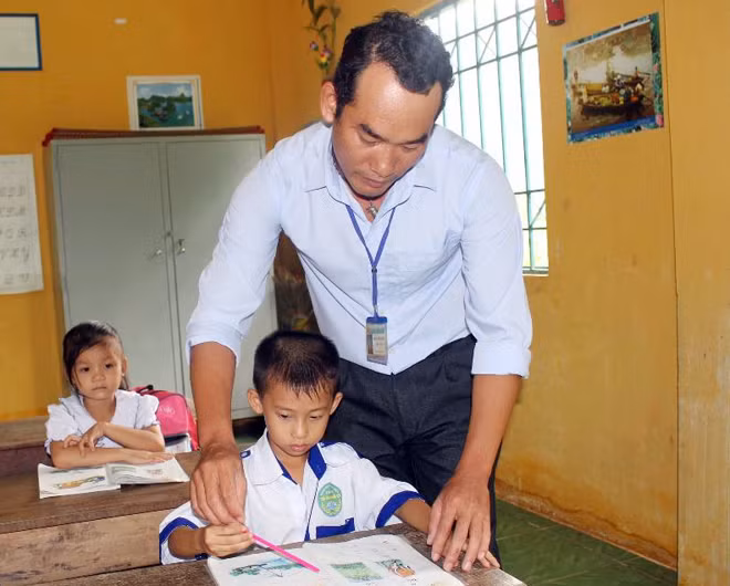 Thầy giáo Nguyễn Quốc Thắng luôn hết lòng vì học trò nghèo.