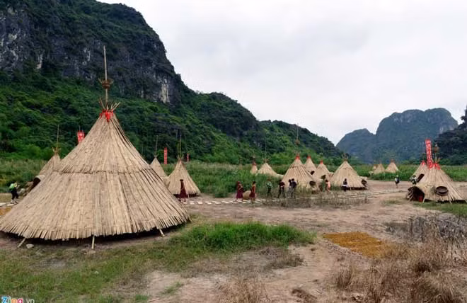 Toàn bộ ngôi làng có 34 túp lều chóp nhọn, chất liệu được lắp đặt và phục dựng chủ yếu bằng tre nứa.