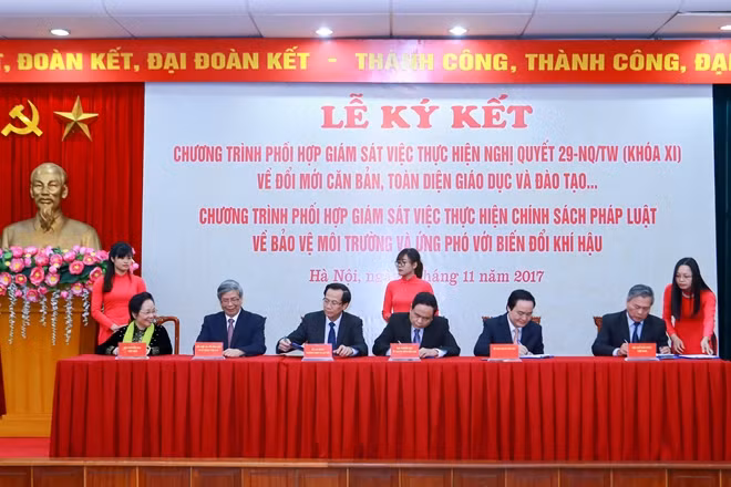 Lãnh đạo đại diện các Bộ, ngành liên quan ký quy chế phối hợp giám sát thực hiện Nghị quyết 29 về đổi mới căn bản, toàn diện về giáo dục - đào tạo.