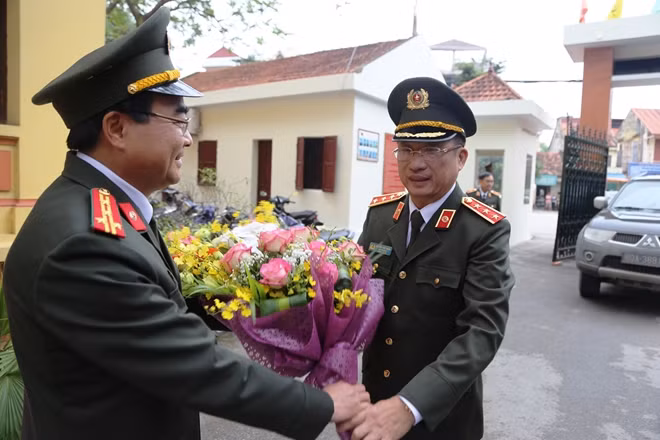Giám đốc Công an tỉnh Lạng Sơn tặng hoa Thứ trưởng Nguyễn Văn Thành.