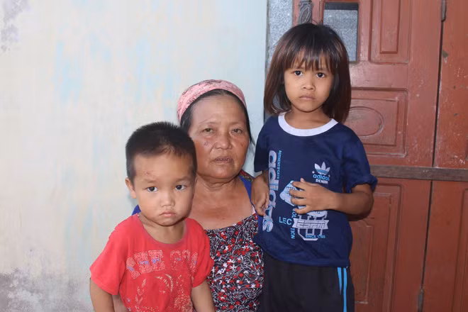 Bà Quyền luôn tự hỏi không biết rồi tương lai của 2 đứa cháu nội mình sẽ đi về đâu?