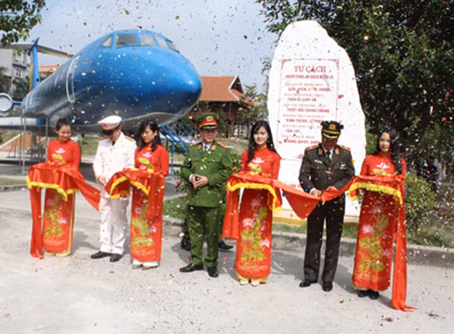 Các đại biểu cắt băng khánh thành Công trình bia đá.