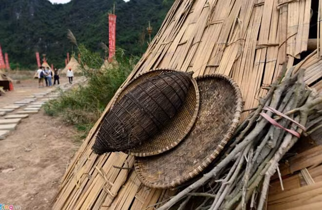 Phía ngoài mỗi ngôi nhà là những chiếc rổ tre, nơm...