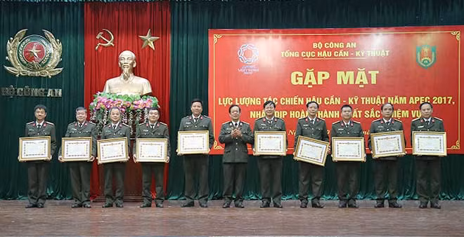 Trung tướng Lê Văn Minh, Tổng cục trưởng Tổng cục HC-KT trao Bằng khen tặng các cá nhân có thành tích xuất sắc.