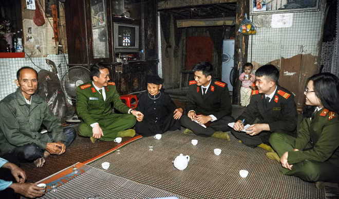 Công an huyện Bảo Lạc (Cao Bằng) xuống các bản để thăm hỏi người dân khi Tết đến, xuân về.