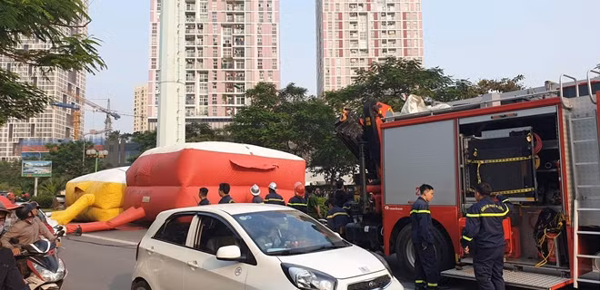Lực lượng chức năng dải phao cứu nạn quanh cột điện, đồng thời bơm hơi đề phòng thanh niên này dơi xuống dưới.