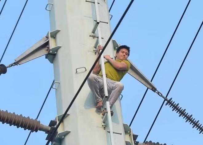 Thanh niên nghi “ngáo đá” cố thủ trên cột điện.
