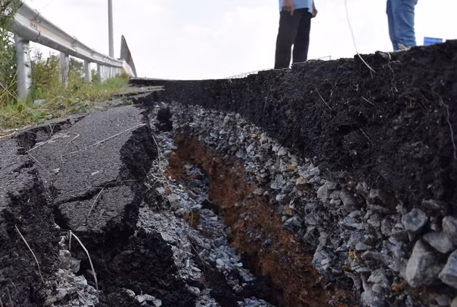 Phần taluy âm sụt lún nghiêm trọng, lan can xê dịch khỏi vị trí ban đầu gây mất an toàn giao thông.
