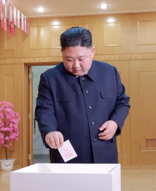 Nhà lãnh đạo Kim Jong-un thực hiện nghĩa vụ bầu cử tại điểm bỏ phiếu ở Thủ đô Bình Nhưỡng. Ảnh: KCNA