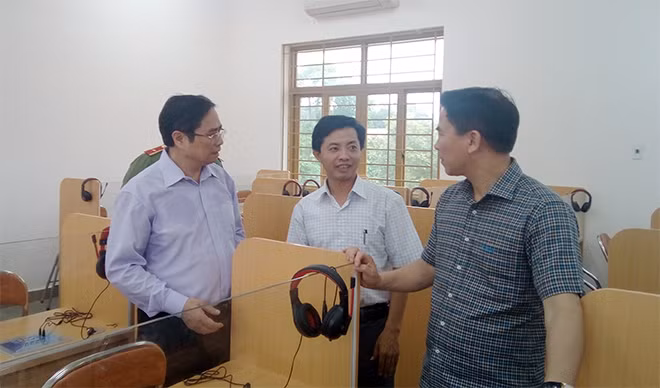 Trưởng Ban Tổ chức Trung ương Phạm Minh Chính thăm một trường học trên địa bàn huyện Cẩm Thủy.