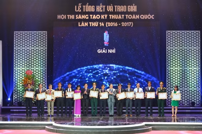 Các tác giả đạt giải Nhì trong hội thi.