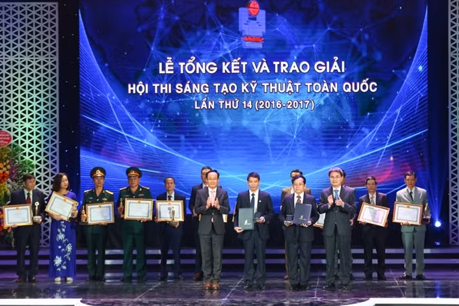 Tác giả Hoàng Hồng Lĩnh (thứ 2 từ phải qua) nhận giải WIPO từ Tổ chức Sở hữu trí tuệ thế giới.