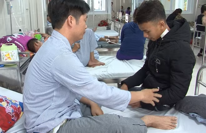Học sinh Ngô Văn Công vào thăm, xin lỗi và mong thầy tha thứ cho mình tại Bệnh viện Việt Nam - Cu Ba Đồng Hới vào trưa 18-4.