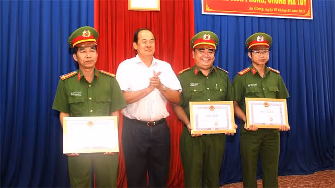 Đồng chí Nguyễn Thanh Bình - Phó Chủ tịch UBND tỉnh An Giang trao Bằng khen của Chủ tịch UBND tỉnh cho các cá nhân.