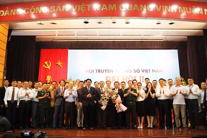 Ban chấp hành Hội truyền thông số Việt Nam nhiệm kỳ II ra mắt tại Đại hội. Ban chấp hành Hội truyền thông số Việt Nam nhiệm kỳ II ra mắt tại Đại hội.