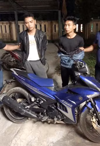 2 nghi phạm cùng chiếc xe tang vật. 2 nghi phạm cùng chiếc xe tang vật.