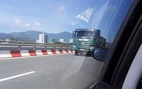 Xe tải Howo Việt Hưng chạy ngược chiều trên cao tốc Láng - Hòa Lạc. Ảnh: Nguyễn Minh Đức.