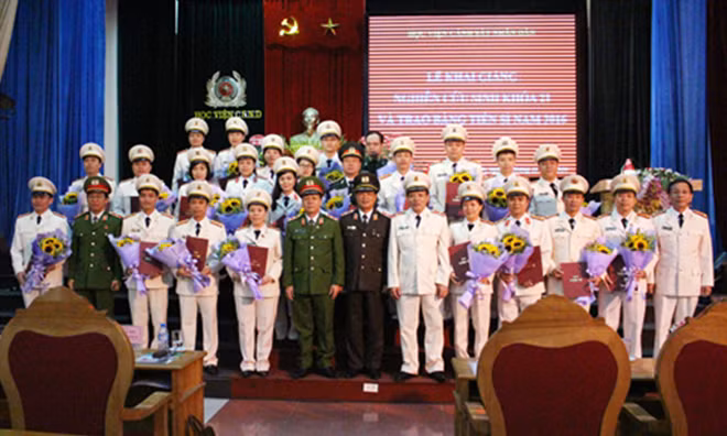 Các đại biểu chụp ảnh lưu niệm với các tân tiến sĩ năm 2016.