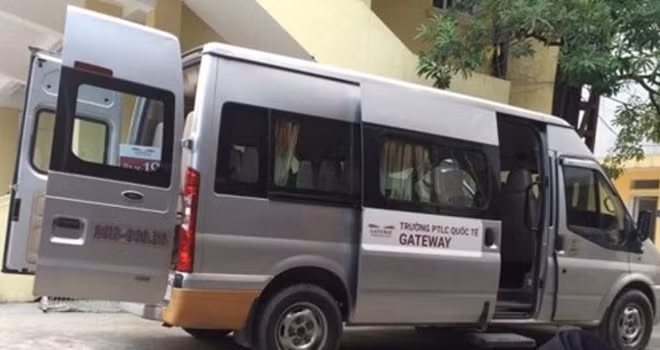 Chiếc ôtô Ford Transit, BKS 29B-069.56 chở cháu Long được lực lượng chức năng khám nghiệm cẩn trọng.