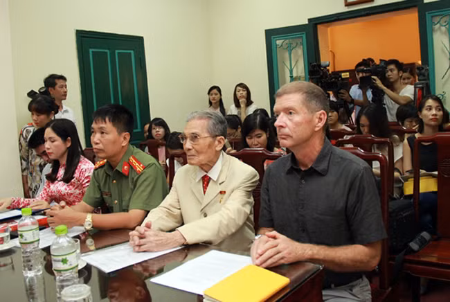Thomas Eugene Wilber trong một lần đến Việt Nam. Thomas Eugene Wilber trong một lần đến Việt Nam.