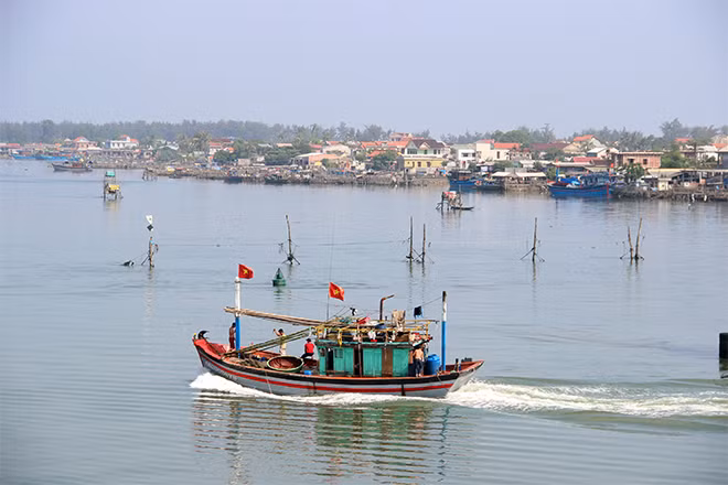 Nhờ sự nỗ lực vươn khơi, bám biển của ngư dân, những ngôi làng thuộc thị trấn Thuận An dần khởi sắc.