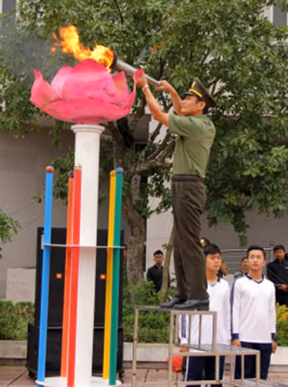 Đại tá Nguyễn Văn Minh, Giám đốc Công an tỉnh Thái Bình thắp đuốc Đại hội Khỏe Vì An ninh Tổ quốc lần thứ 8.