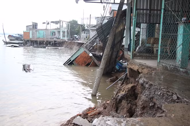 Hiện trường 5 căn nhà ở phường Thới Lợi, quận Ô Môn (TP Cần Thơ), bị sụp xuống sông vào ngày 21-5 vừa qua.