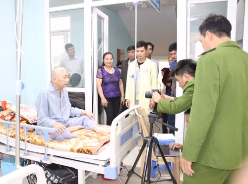 CBCS Phòng Cảnh sát QLHC về TTXH đến tận giường bệnh làm thủ tục cấp thr CCCD cho bệnh nhân Đặng Văn Bình.