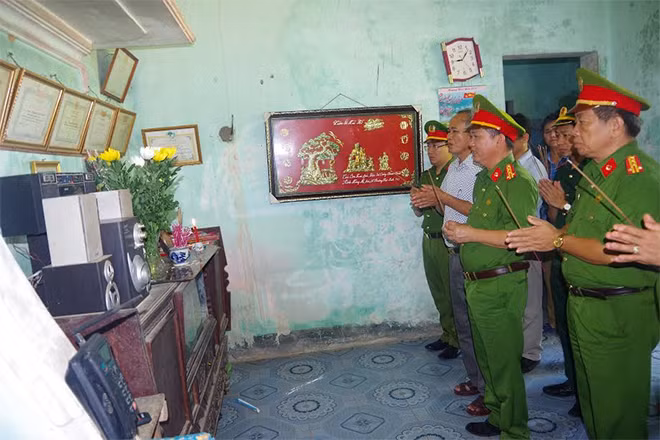 Các đại biểu thắp hương trước bàn thời Anh hùng Liệt sỹ Nguyễn Cảnh Dần tại gia đình.