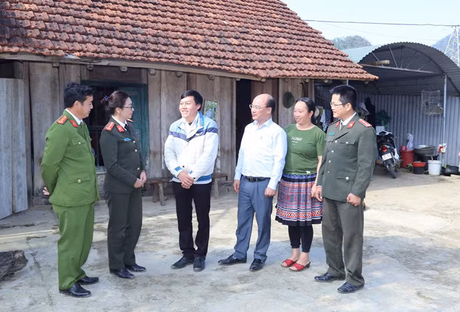 Trưởng bản Tà Dê Sồng A Tồng, người đứng giữa trò chuyện với phóng viên.