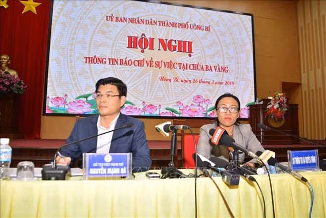 Lãnh đạo UBND TP Uông Bí và Sở TTTT Quảng Ninh chủ trì buổi họp báo.