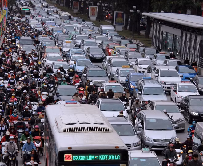 Một cảnh ùn tắc trên đường phố Hà Nội.