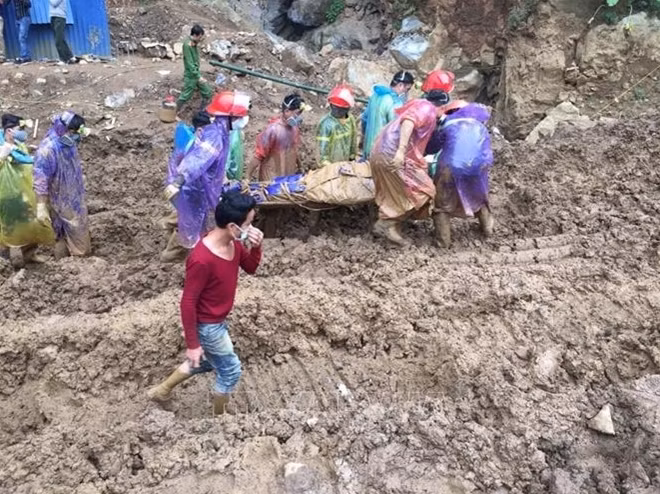 Lực lượng CNCH đưa thi thể nạn nhân Trương Công Chánh ra ngoài