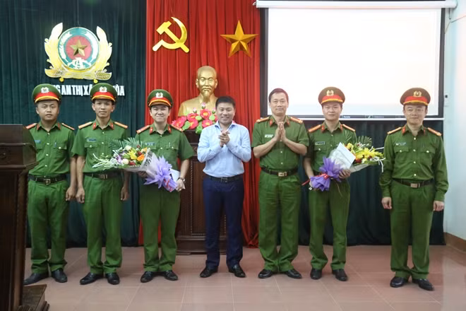 Lãnh đạo CA tỉnh, UBND thị xã Thái Hòa tặng hoa, trao thưởng về thành tích đặc biệt xuất sắc của CA thị xã Thái Hòa.