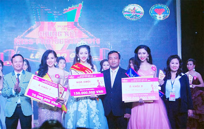 Trao giải cuộc thi người đẹp “chui” ở Gia Lai.