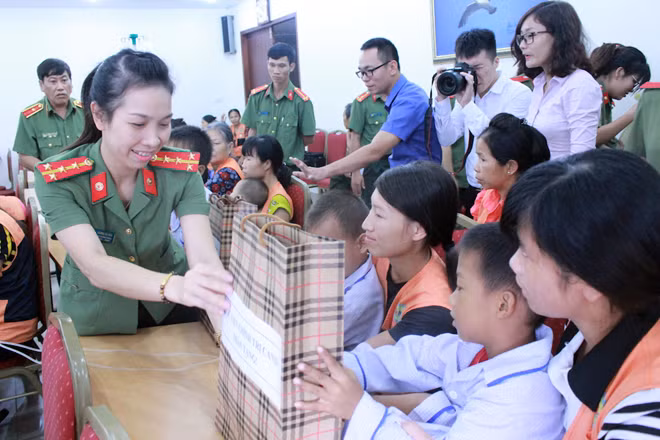 Cán bộ, chiến sĩ Học Viện Chính trị Công an nhân dân tặng quà cho các em nhỏ.